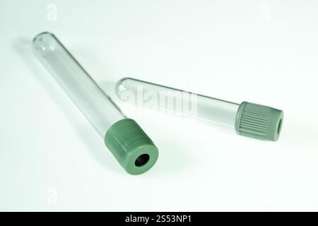 Due provette per analisi del sangue vuote isolate su sfondo bianco. Provette per analisi del sangue vuote Foto Stock