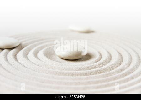 Pietre bianche nella sabbia. Scena di sfondo del giardino giapponese Zen. Giardino giapponese Zen sullo sfondo Foto Stock