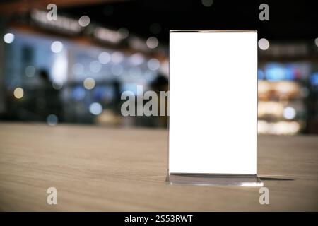 Mock up Menu frame in piedi sulla tavola di legno nel bar ristorante cafe. spazio per il testo. Foto Stock