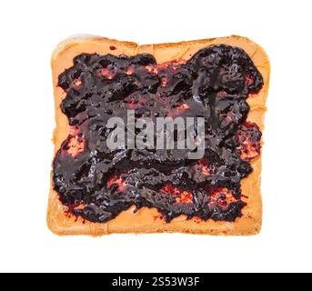 Vista superiore del sandwich aperto con toast e burro di arachidi e confettura di mirtilli isolati su sfondo bianco Foto Stock