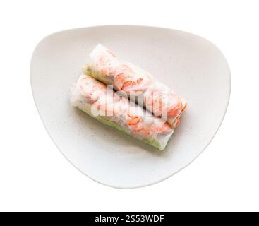 Vista dall'alto di Nem cuon (fresco nem vietnamita rotolo con gamberetti e verdure) sulla piastra bianca isolata su sfondo bianco Foto Stock