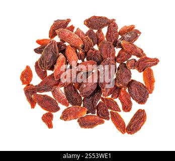 Vista superiore della pila di essiccati goji bacche isolati su sfondo bianco Foto Stock