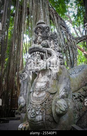 Statua del drago nella sacra Foresta delle Scimmie, Ubud, Bali, Indonesia. Statua del drago nella Foresta delle scimmie, Ubud, Bali, Indonesia Foto Stock