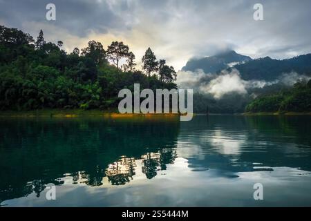 Alba sul lago Cheow LAN nel parco nazionale di Khao Sok, Thailandia. Alba sul lago Cheow LAN, parco nazionale di Khao Sok, Thailandia Foto Stock