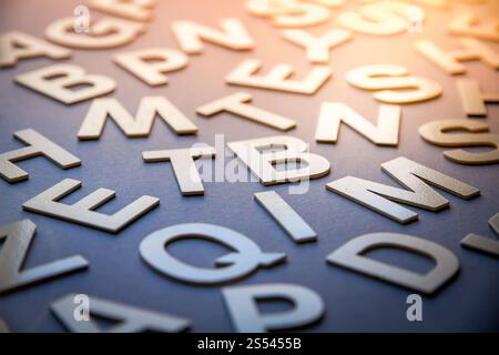 Foto di primo piano con lettere pila pila di lettere piene miste. Concetto di formazione. Foto di primo piano con lettere miste Foto Stock