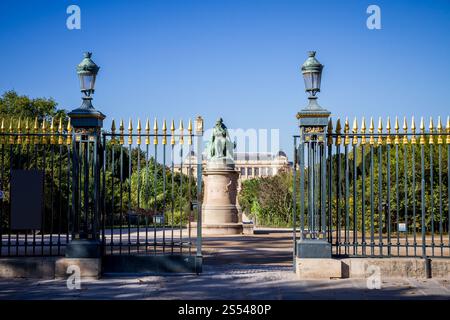 Ingresso al Parco Jardin des Plantes e statua Lamarck, Parigi, Francia. Ingresso al Parco Jardin des Plantes, Parigi, Francia Foto Stock