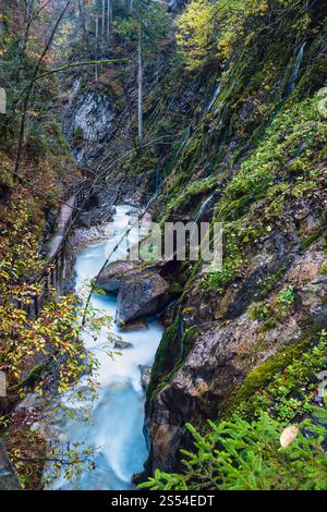 Montagna alpina autunno gola di Wimbachklamm e torrente Wimbach con sentiero in legno, parco nazionale di Berchtesgaden, Alpi, Baviera, Germania. Pittoresco Foto Stock