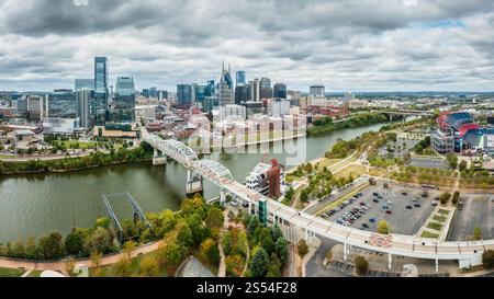 13 ottobre 2023, Nashville, Tennessee: Vista panoramica aerea del centro di Nashville, Tennessee, e del fiume Cumberland Foto Stock