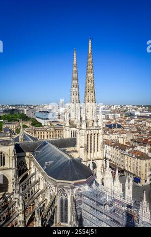 Vista aerea della città di Bordeaux e della cattedrale di Saint-Andre dalla torre Pey-Berland, Francia. Vista aerea della città di Bordeaux e della cattedrale di Saint-Andre, Foto Stock