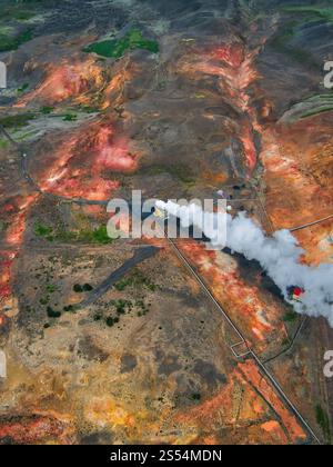 Vista aerea di un'area di energia geotermica in Islanda. Colori vivaci, sfiati a vapore e terreni accidentati mettono in mostra la potenza dell'energia naturale della Terra Foto Stock
