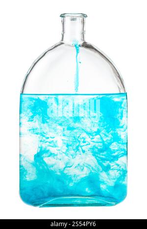 l'acquerello blu si dissolve in acqua in bottiglia isolata su sfondo bianco. l'acquerello blu si dissolve in acqua in bottiglia Foto Stock