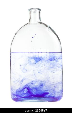 il colorante rosso si dissolve in acqua in un matraccio isolato su sfondo bianco. il colorante rosso si dissolve in acqua in matraccio isolato Foto Stock
