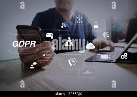GDPR. Regolamento sulla protezione dei dati con Cyber Security e privacy Virtual diagram.designer utilizzando smartphone e tastiera dock digitale Foto Stock