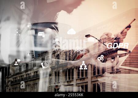 GDPR. Regolamento sulla protezione dei dati con diagramma virtuale sulla sicurezza informatica e sulla privacy. Doppia esposizione dell'uomo con auricolare VoIP e tablet digitale Foto Stock