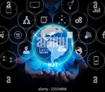 Tecnologia Internet of Things (IOT) con realtà aumentata (AR) sul dashboard VR. uomo d'affari che tiene in mano un globo di terra incandescente. Foto Stock