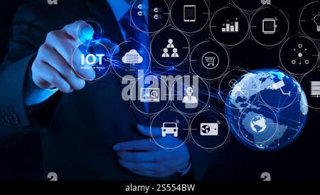Tecnologia Internet of Things (IOT) con realtà aumentata (AR) sul dashboard VR. l'uomo d'affari tiene il social network come concetto. Foto Stock