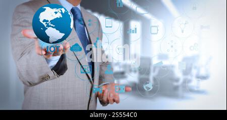 Tecnologia Internet of Things (IOT) con realtà aumentata (AR) sul dashboard VR. uomo d'affari che tiene in mano un globo di terra incandescente Foto Stock