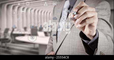 Internet delle cose (IOT) tecnologia con AR (Augmented Reality) sul cruscotto VR. imprenditore la scrittura a mano in lavagna o schermo virtuale Foto Stock