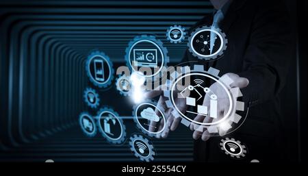 Smart factory e industria 4.0 e collegato i robot di produzione lo scambio di dati con internet delle cose (IOT) con la tecnologia di cloud computing.business Foto Stock