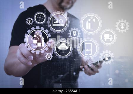 Fabbrica intelligente e industria 4,0 e robot di produzione connessi che scambiano dati con l'Internet delle cose (IoT) con il cloud computing Foto Stock