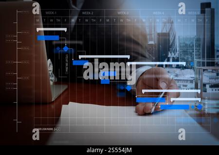 Project manager che lavora e aggiorna le attività con le fasi cardine la pianificazione dei progressi e il diagramma di pianificazione dei grafici Gantt.uomo d'affari o venditore che consegna un Foto Stock