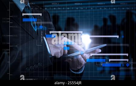 Project manager che lavora e aggiorna le attività con le fasi cardine la pianificazione dei progressi e il diagramma virtuale di pianificazione dei grafici Gantt.uomo d'affari utilizza la mano intelligente Foto Stock