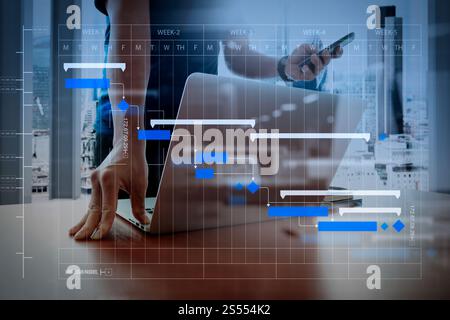 Project manager che lavora e aggiorna le attività con le fasi cardine la pianificazione dei progressi e la pianificazione dei grafici Gantt diagram.designer lavoro manuale e smartphone Foto Stock