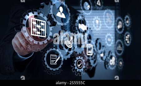 Dashboard a schermo virtuale AR con gestione dei progetti con icone di pianificazione, budget, comunicazione. Mano dell'uomo d'affari mostra l'attrezzatura per il successo come Foto Stock