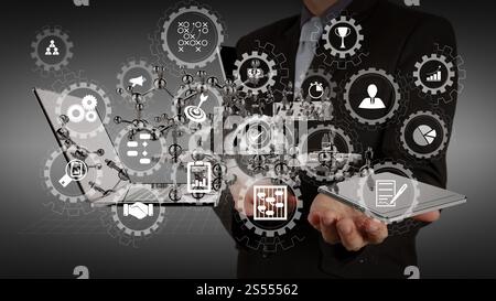 Dashboard a schermo virtuale AR con gestione dei progetti con icone di pianificazione, budget e comunicazione. L'uomo d'affari mostra la tecnologia moderna come concetto Foto Stock