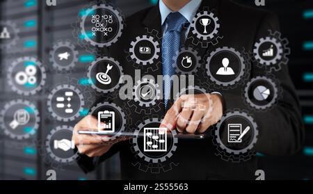 Dashboard a schermo virtuale per la realtà aumentata con gestione dei progetti con icone di pianificazione, budget, comunicazione. Mano dell'uomo d'affari che utilizza un tablet e un computer Foto Stock