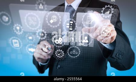 Dashboard a schermo virtuale AR con gestione dei progetti con icone di pianificazione, budget e comunicazione. L'uomo d'affari mostra la tecnologia moderna come concetto Foto Stock