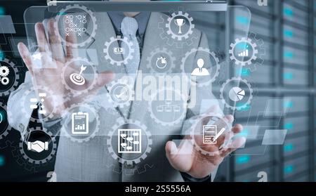 Dashboard a schermo virtuale AR con gestione dei progetti con icone di pianificazione, budget e comunicazione. L'uomo d'affari mostra la tecnologia moderna come concetto Foto Stock