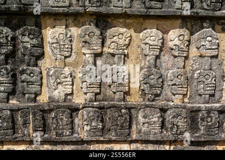 Piattaforma teschio di Tzompantli (Plataforma de los Cráneos) a El Castillo, il tempio di Kukulcan a Chichen Itza, Messico Foto Stock
