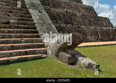 Serpente a El Castillo, il tempio di Kukulcan a Chichen Itza, Messico Foto Stock