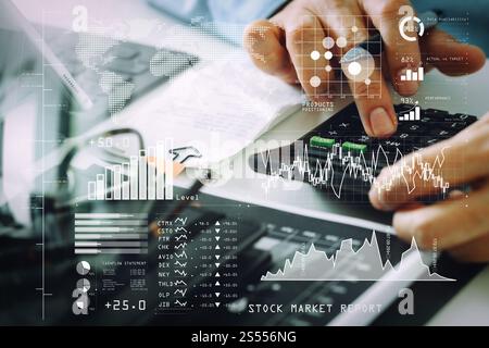Investitore che analizza il rapporto del mercato azionario e il dashboard finanziario con business intelligence (BI), con indicatori chiave di performance (KPI).uomo d’affari Foto Stock