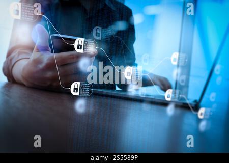 Concetto di tecnologia Blockchain con diagramma di catena e blocchi crittografati. designer che lavora a mano, smartphone e computer portatile su una scrivania in legno in ufficio Foto Stock