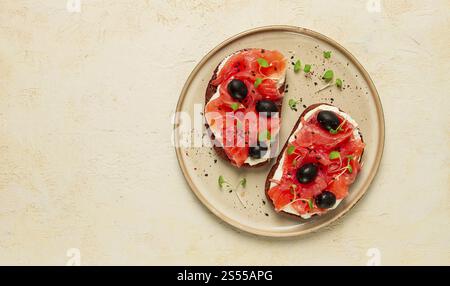 Panini con pesce rosso, formaggio spalmabile, olive e microgreen, colazione Foto Stock