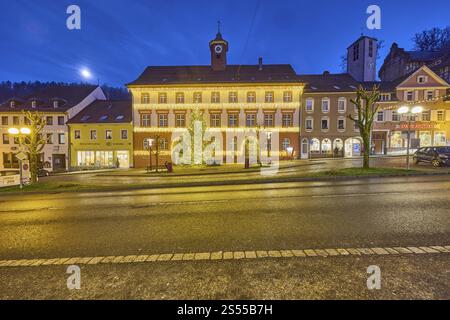 Municipio, amministrazione comunale, luci di Natale, albero di Natale, luna, Chiesa di St. Clemens, ora blu serale, strada principale, Triberg nelle Forere nere Foto Stock