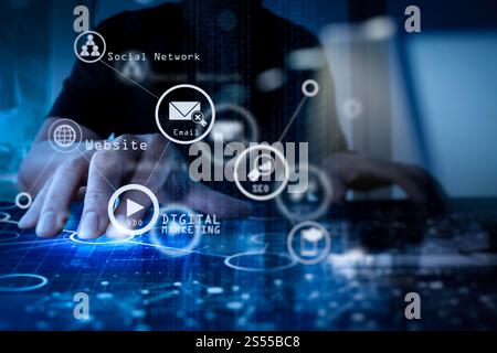 Media di marketing digitale (annuncio sul sito Web, e-mail, social network, SEO, video, app mobile) sullo schermo virtuale. uomo d'affari che lavora a mano con il moderno Foto Stock