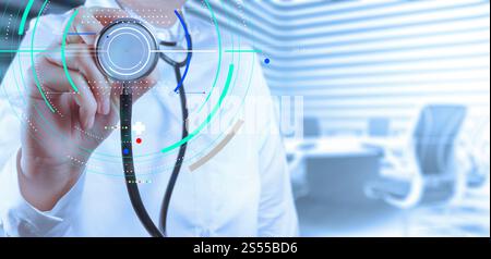 Una diagnosi accurata di trattamento appropriato concetto medico.medico con uno stetoscopio nelle mani su borad sfondo in camera Foto Stock