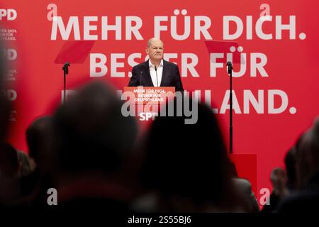 OLAF Scholz (Cancelliere federale) sul palco della conferenza speciale del partito SPD (Partito socialdemocratico di Germania) nel cubo della città di Berlino l'11 Foto Stock