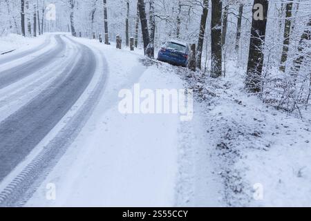 Auto coinvolta in un incidente, l'auto ha lasciato la strada in curva a causa di neve e ghiaccio, Spitzgrund Coswig, Sassonia, Germania, Europa Foto Stock