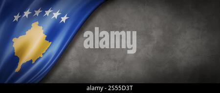 Bandiera del Kosovo su un muro di cemento. Striscione panoramico orizzontale. Illustrazione 3D. Bandiera del Kosovo su bandiera di cemento Foto Stock