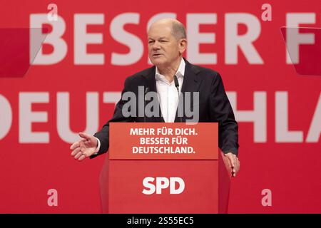OLAF Scholz (Cancelliere federale) sul palco della conferenza speciale del partito SPD (Partito socialdemocratico di Germania) nel cubo della città di Berlino l'11 Foto Stock