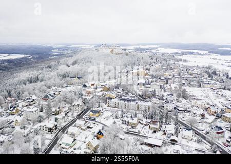 Vista aerea della città e del castello di Augustusburg in inverno, Erzgebirge, Sassonia, Germania, Europa Foto Stock