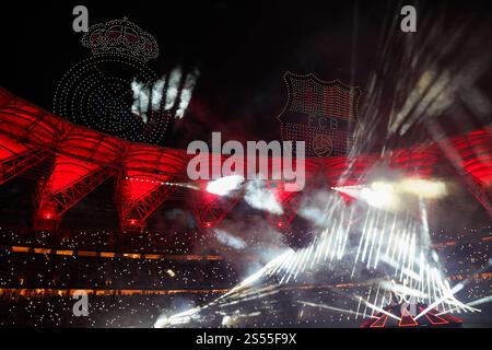 Jeddah, Arabia Saudita. 12 gennaio 2025. La vista generale all'interno dello stadio mostra le bandiere del Real Madrid e davanti alla finale della Supercoppa spagnola El Clasico tra il Barcellona e il Real Madrid al King Abdullah Sports City. Punteggio finale : Real Madrid 2 : 5 FC Barcelona (foto di Ismael Adnan/SOPA Images/Sipa USA) credito: SIPA USA/Alamy Live News Foto Stock