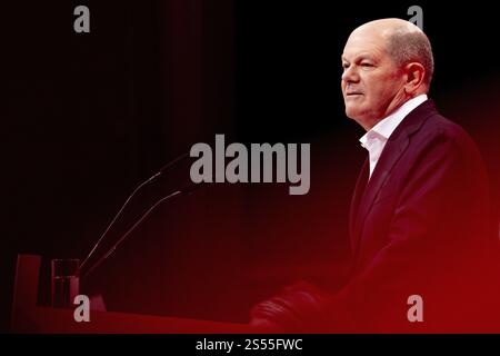 OLAF Scholz (Cancelliere federale) sul palco della conferenza speciale del partito SPD (Partito socialdemocratico di Germania) nel cubo della città di Berlino l'11 Foto Stock
