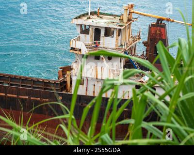 Immagine di una vecchia nave arrugginita abbandonata gettata sulla riva dopo il naufragio. Foto di una vecchia nave arrugginita abbandonata gettata sulla riva dopo il naufragio Foto Stock