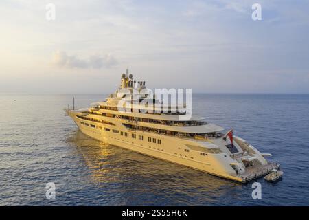 Vista aerea del superyacht DILBAR di 156 metri, consegnato nel 2016 dal cantiere Luerssen Yachts all'oligarca russa Alisher Usmanov Alisher Usmanov, Gen Foto Stock