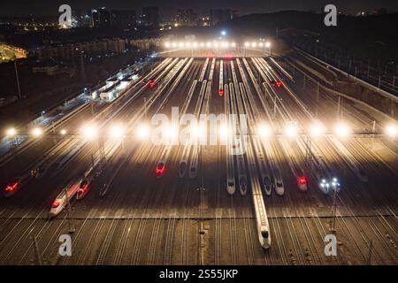 Nanchino, Cina.13 gennaio 2025. Vista aerea dei treni ad alta velocità presso una base di manutenzione della stazione ferroviaria Sud di Nanjing la sera prima della corsa al Festival di Primavera il 13 gennaio 2025 a Nanjing, provincia cinese di Jiangsu. Sono in corso lavori di manutenzione per i treni ad alta velocità in tutta la Cina in preparazione della corsa ai viaggi del Festival di primavera per garantire la sicurezza delle operazioni ferroviarie. Credito: Yang Bo/China News Service/Alamy Live News Foto Stock